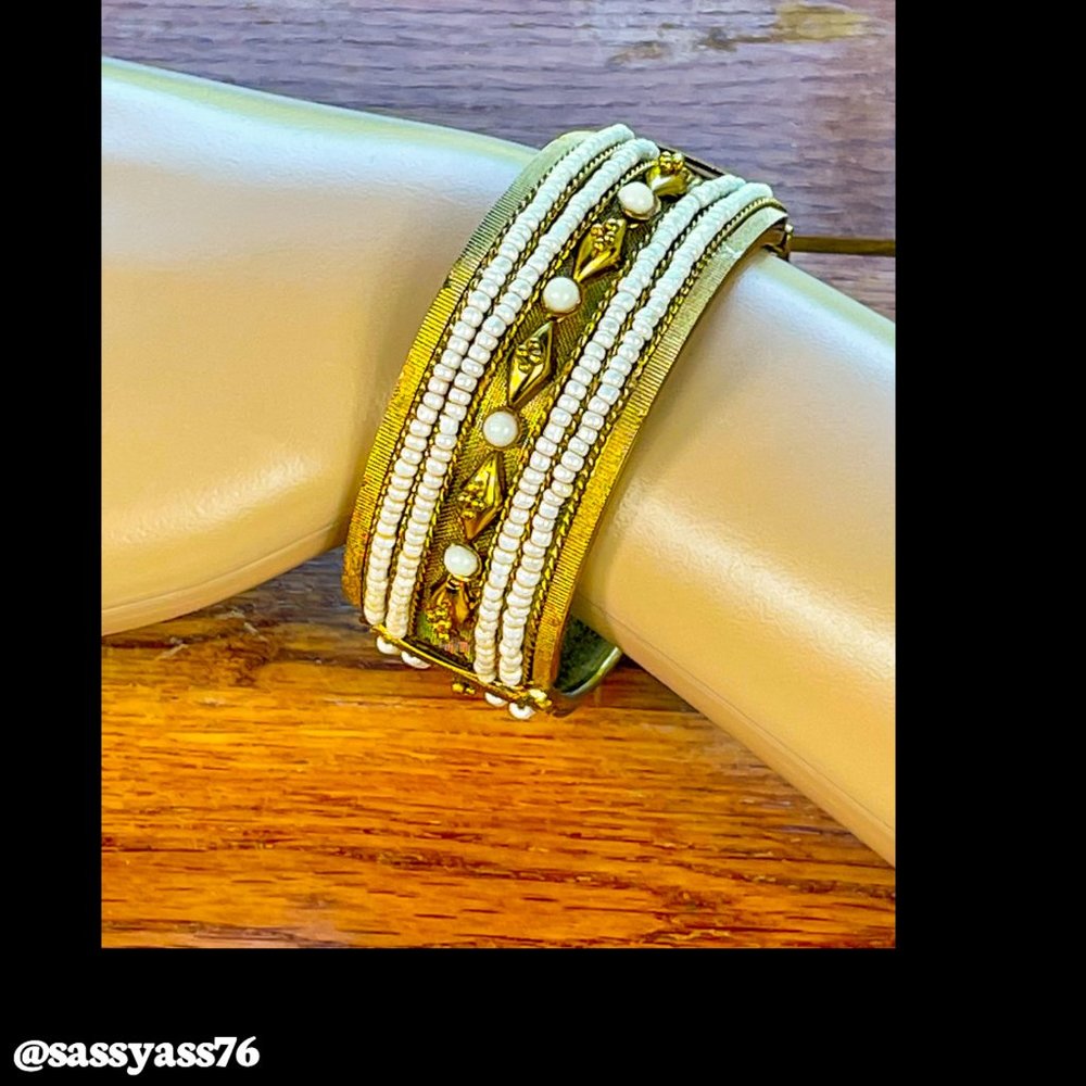 ▪️VTG▪️1970's Beaded Boho Embossed Brass Hinged Bracelet - Picture 2 of 8